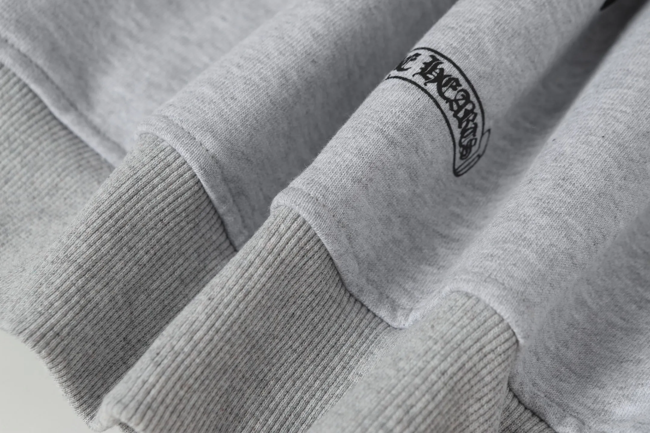 P260 -Chrome Hearts/Chrome Hearts Big Sword🗡️Print zipper sweatshirt cardigan jacket -High weight, high density and high quality. The wool is soft and delicate, soft and silky to the touch. Excellent warmth and skin-friendly properties.